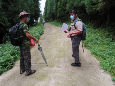 新竹林管處巡山員向民眾宣導無痕山林觀念 新竹林區管理處提供